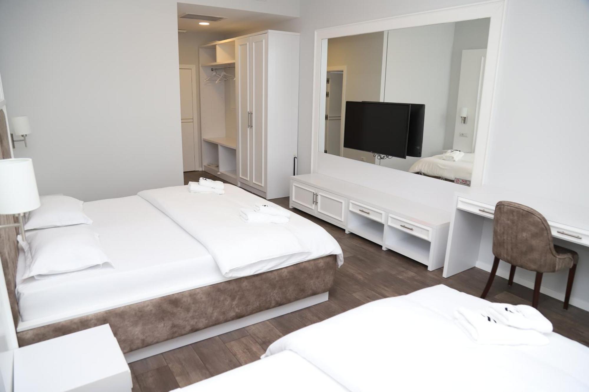Sky Hotel Prizren Exterior photo